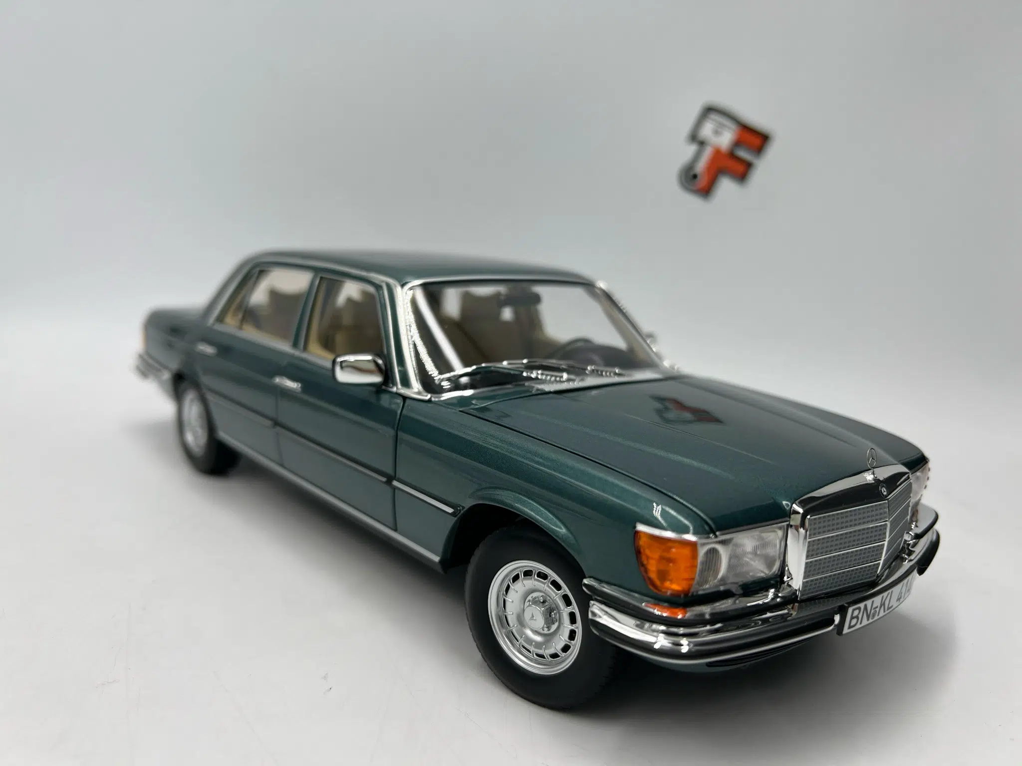 Miniature Mercedes 450 SEL 6.9 Blue Petrol Norev 1/18 vendue en Suisse