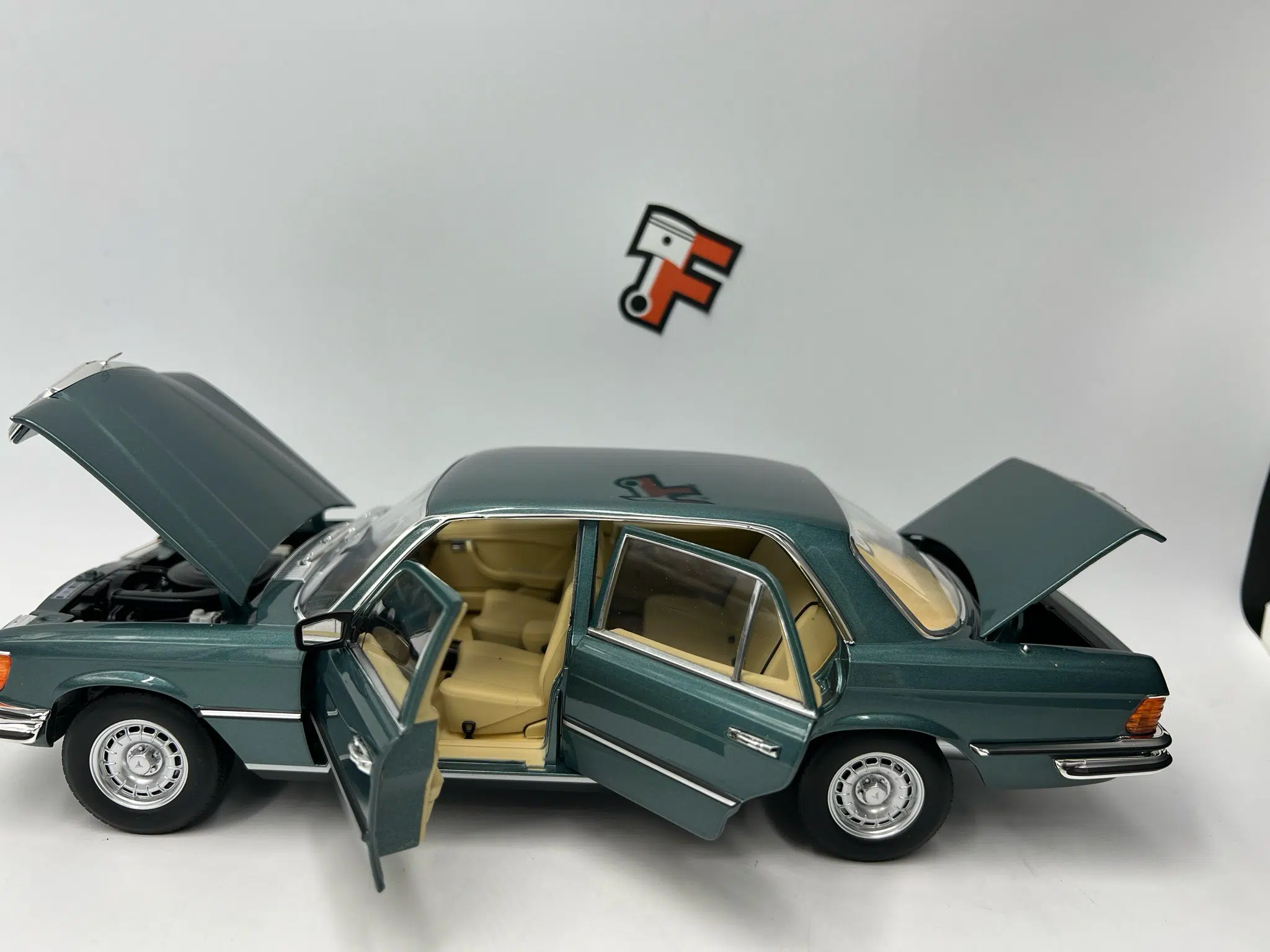 Mercedes 450 SEL 6.9 Blue Petrol – Image 4