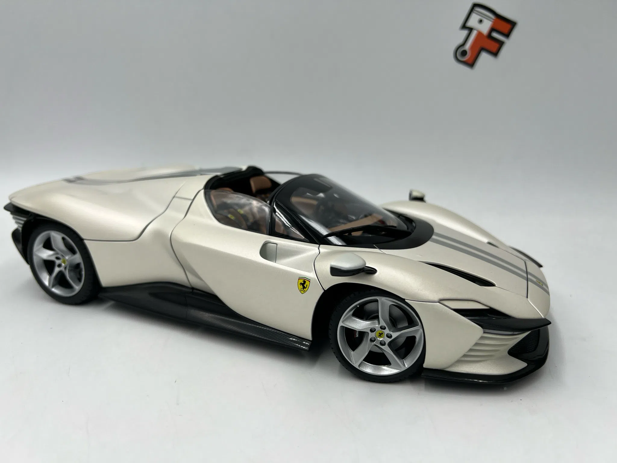 Miniature Ferrari Daytona SP3 White Bburago 1/18 vendue en Suisse