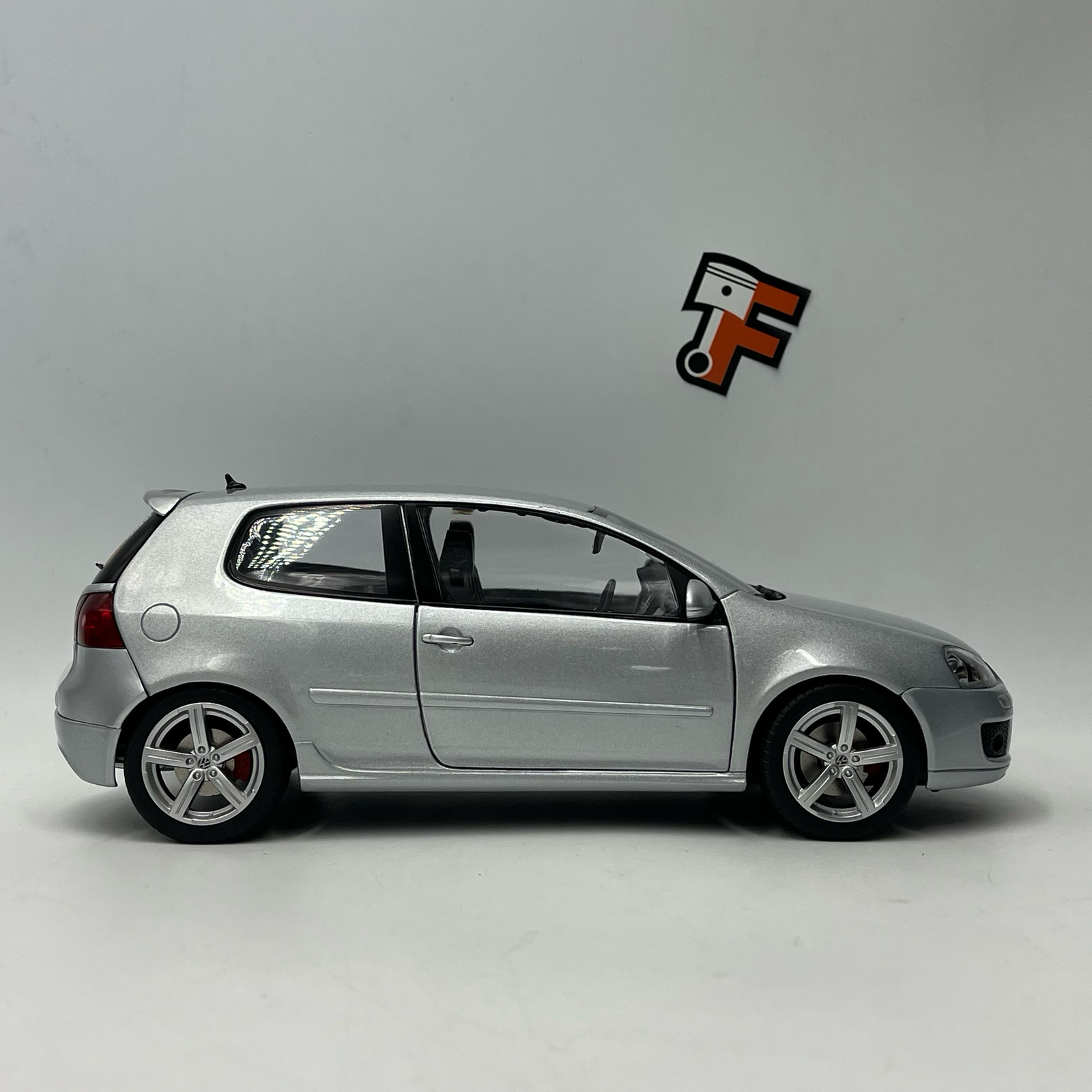 VW Golf V GTI Pirelli Silver 2007 – Image 2