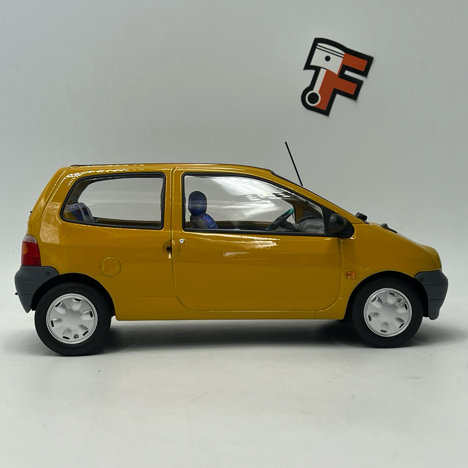 Renault Twingo Indian Yellow 1993 – Image 3