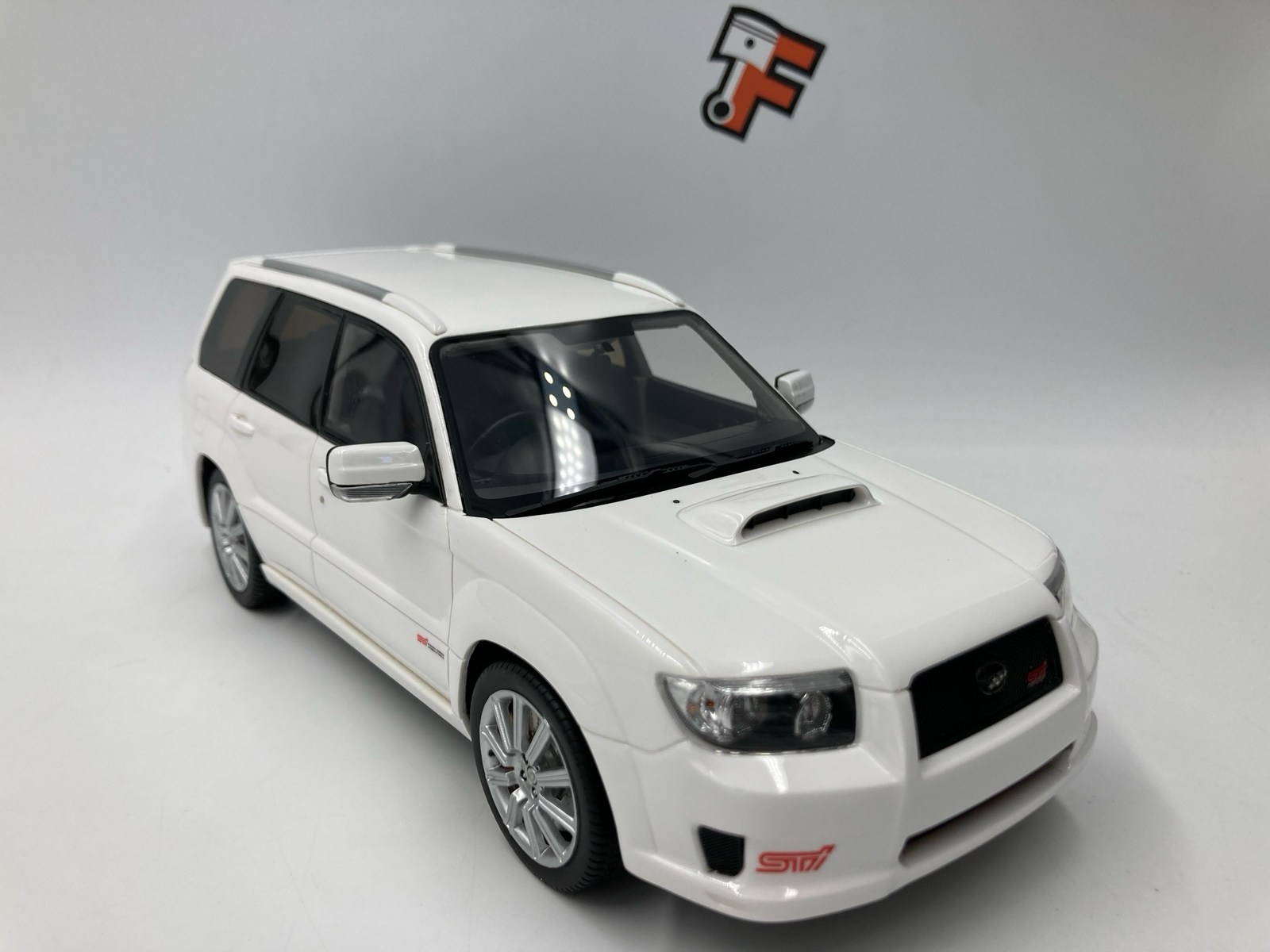 Miniature Subaru Forester STI Aspen White 2007 1/18 vendue en Suisse