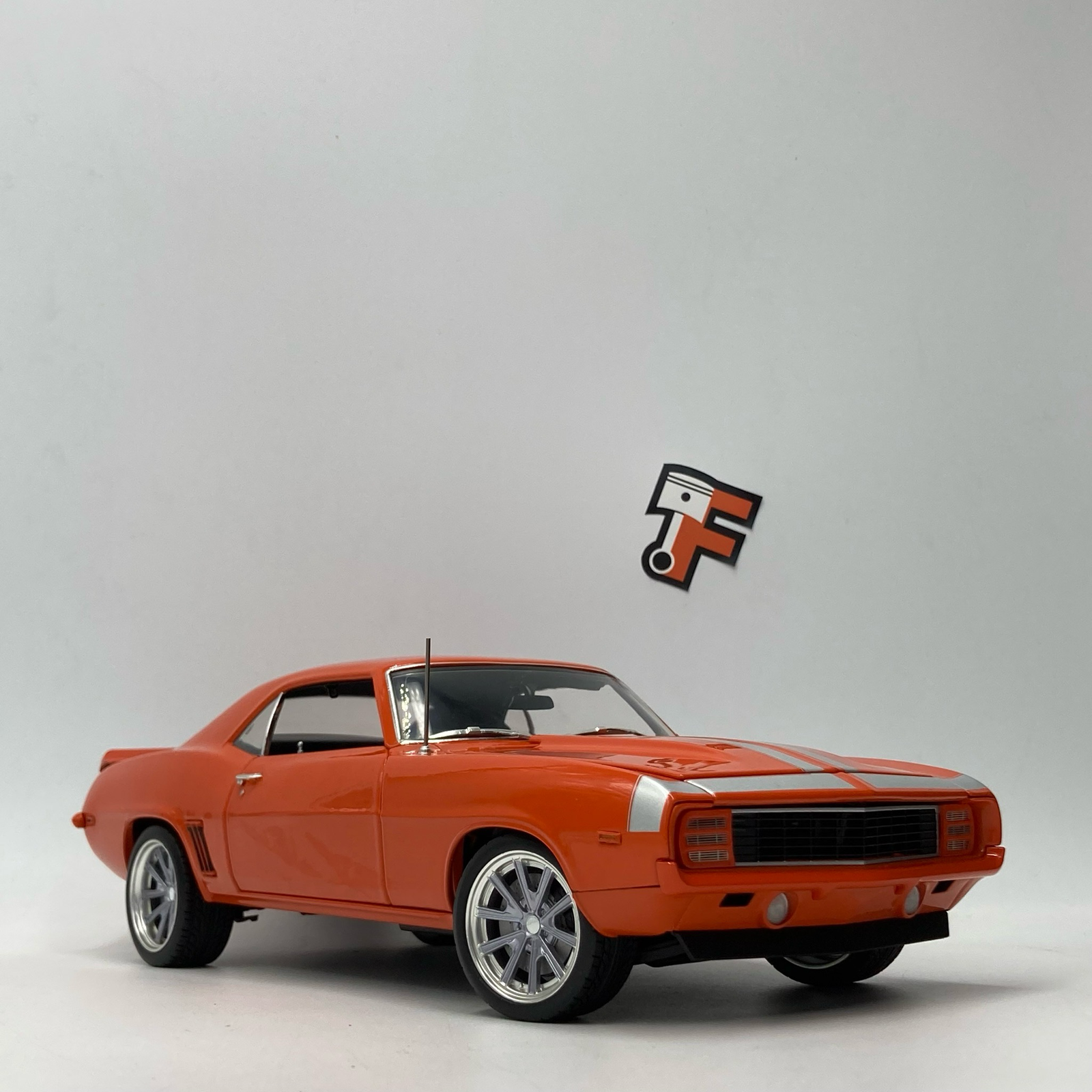 Miniature Chevrolet Camaro Custom RestoMod Orange 1969 vendue en Suisse