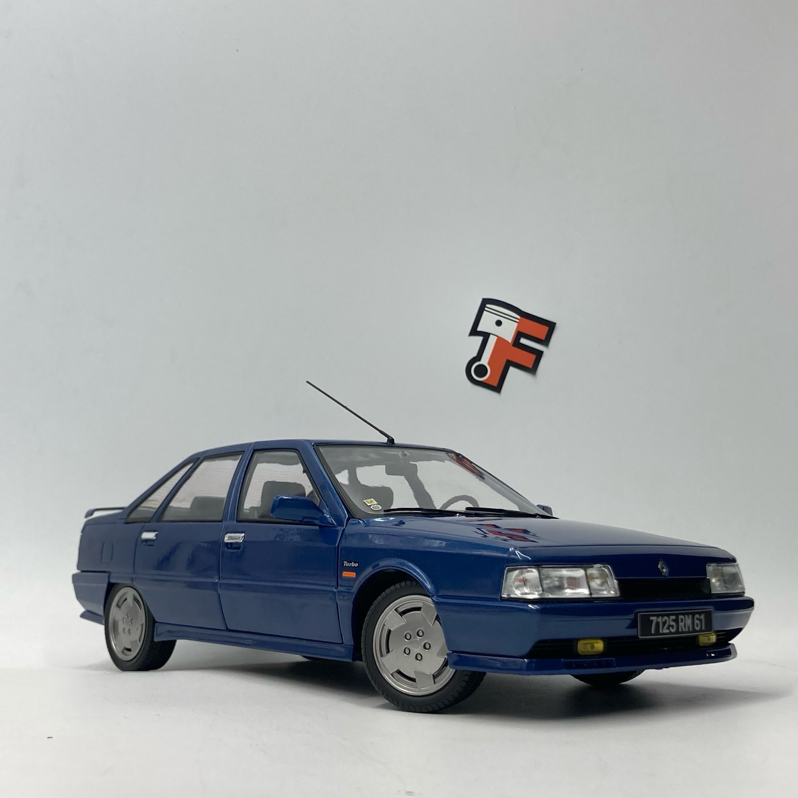 Miniature Renault 21 Turbo Bleu Nuit 1988 1/18 Solido vendue en Suisse