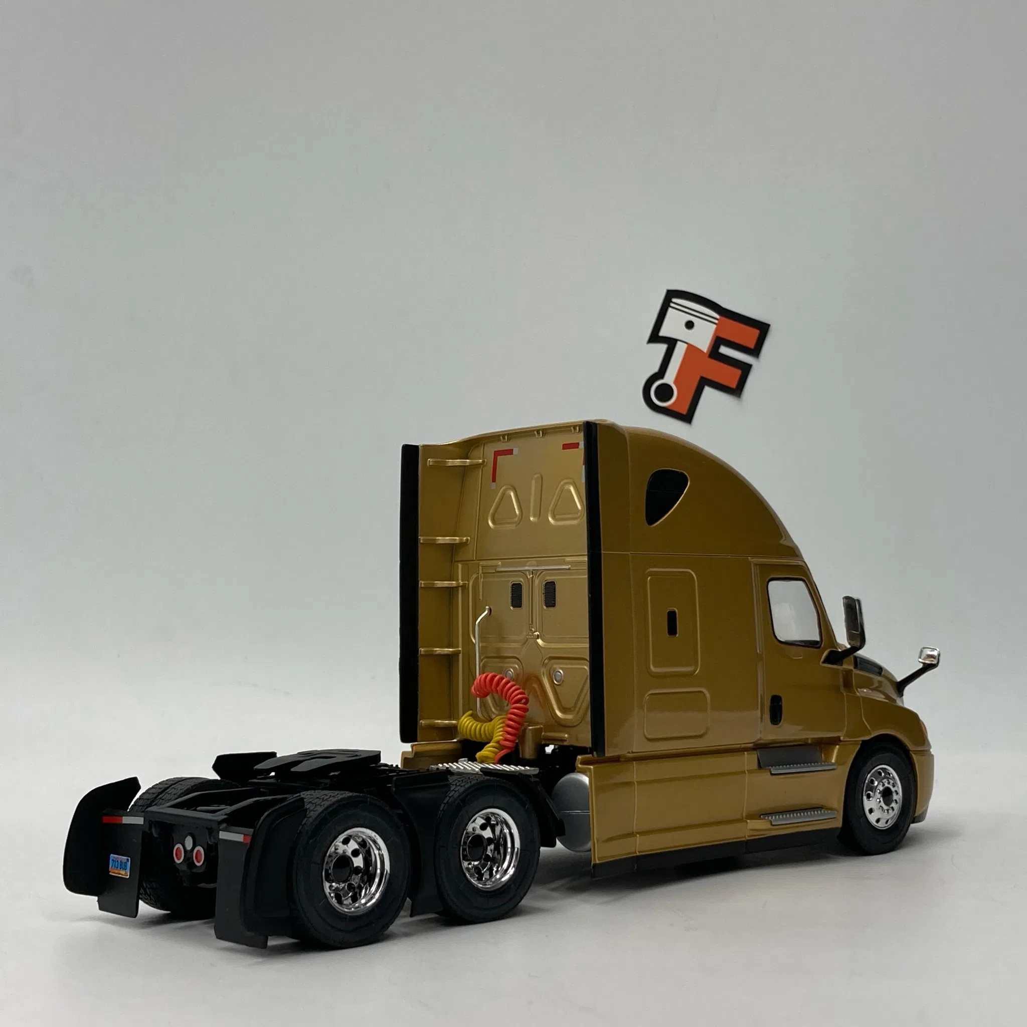Freightliner Cascadia Gold Metallic 2018 – Image 3