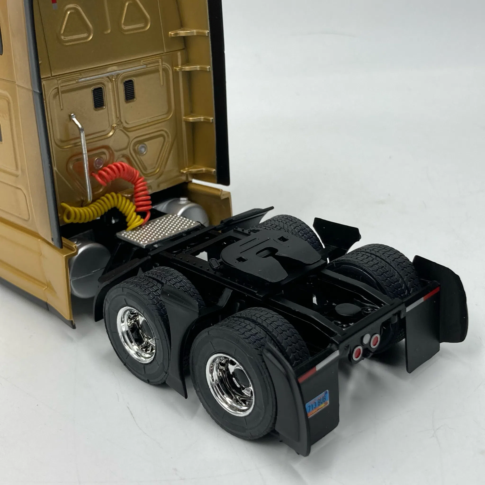 Freightliner Cascadia Gold Metallic 2018 – Image 4