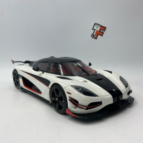 Miniature Koenigsegg Agera RS Arctic White 2015 GT Spirit 1/18 série limitée 1500 exemplaires vendue en Suisse