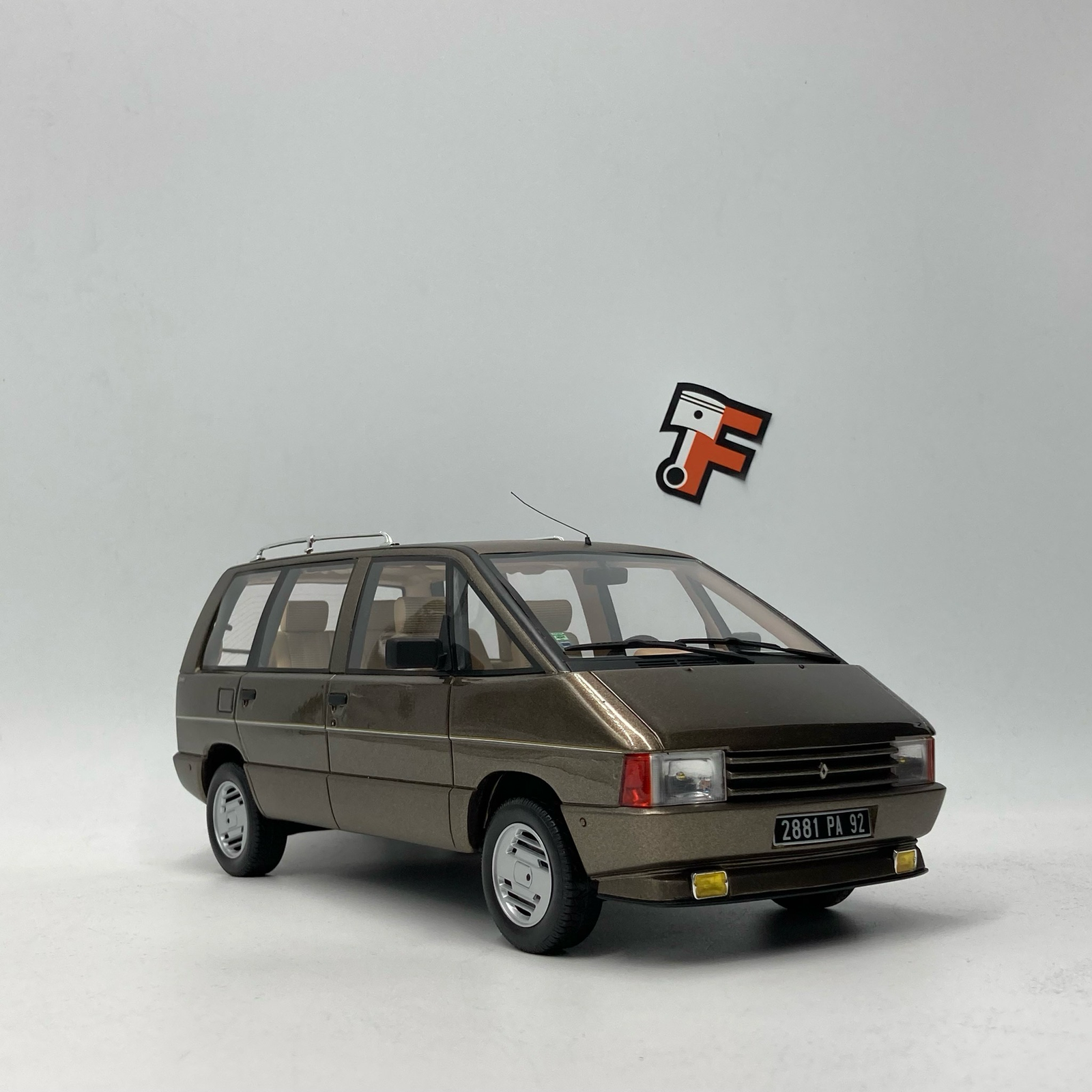 Miniature Renault Espace 1985 Brun Canelle 1/18 OttOmobile vendue en Suisse