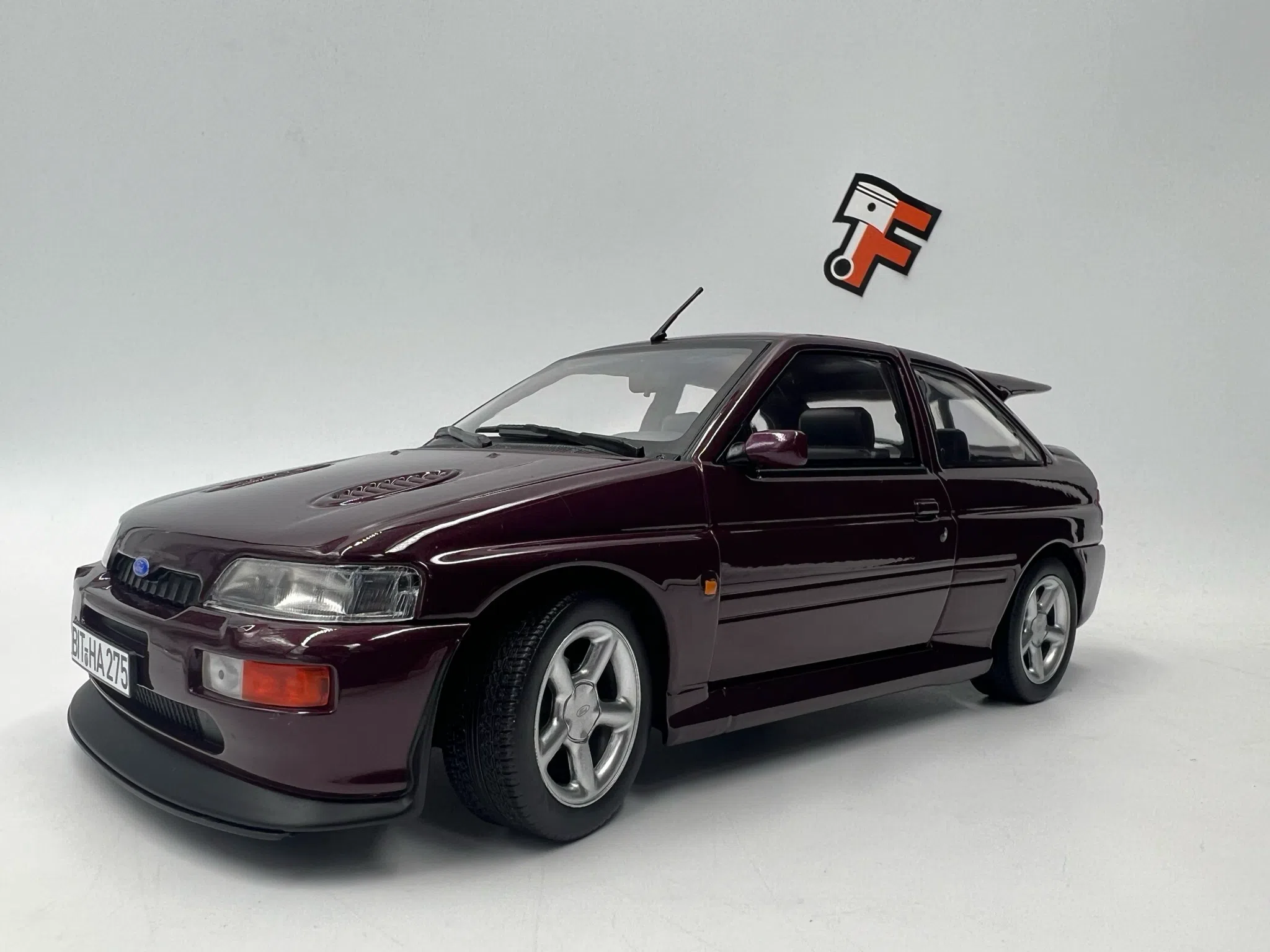 Miniature Ford Escort Cosworth Violet Metallic 1992 au 1/18 vendue en Suisse
