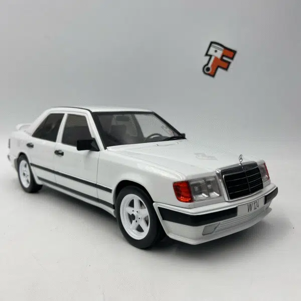 Miniature Mercedes-Benz E Class W124 Weiss 1986 1/18 vendue en Suisse
