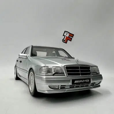 Miniature Mercedes C36 AMG W202 grise Ottomobile 1/18 série limitée vendue en Suisse