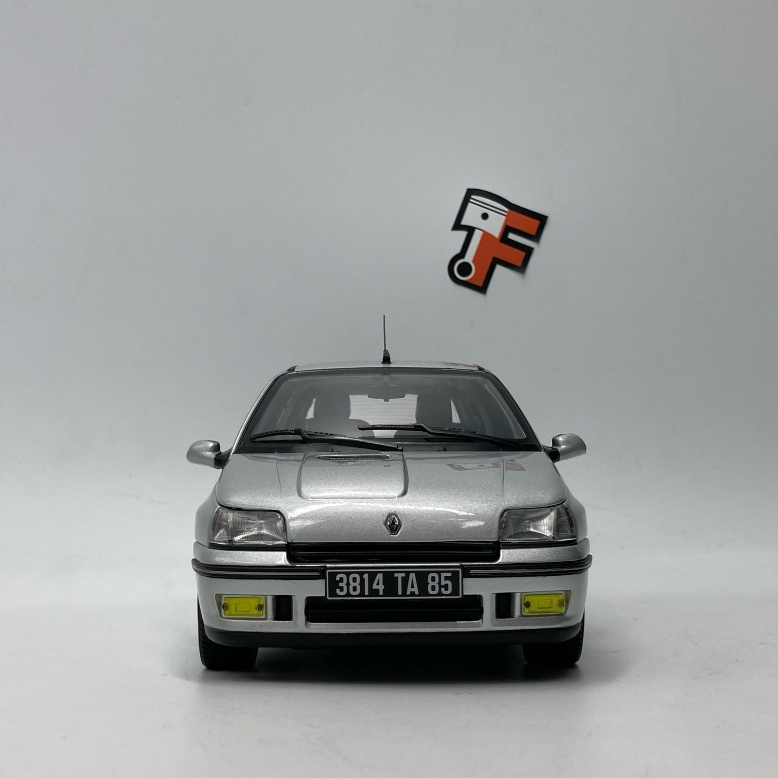 Renault Clio 16S Gris Iceberg 1992 – Image 13