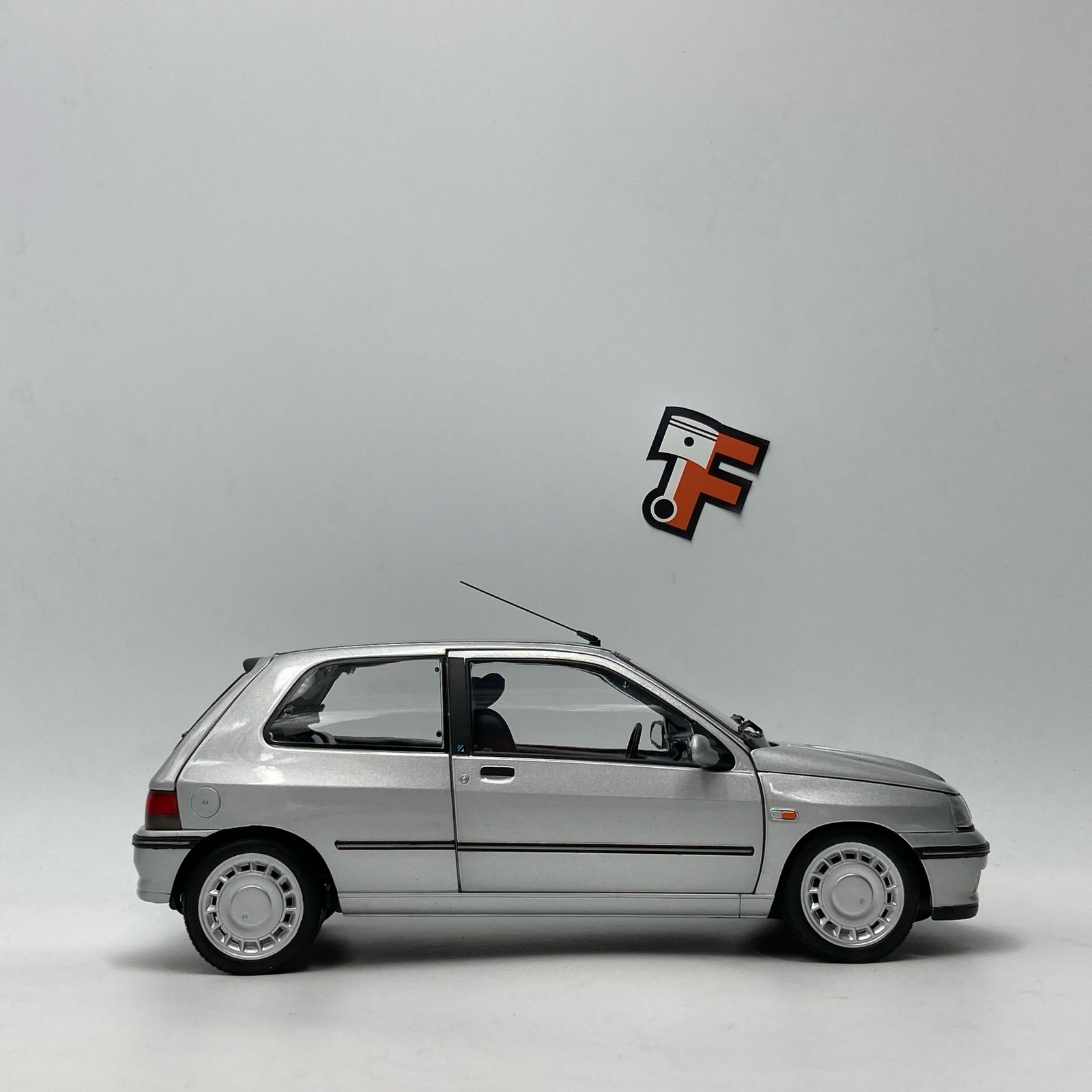 Renault Clio 16S Gris Iceberg 1992 – Image 2