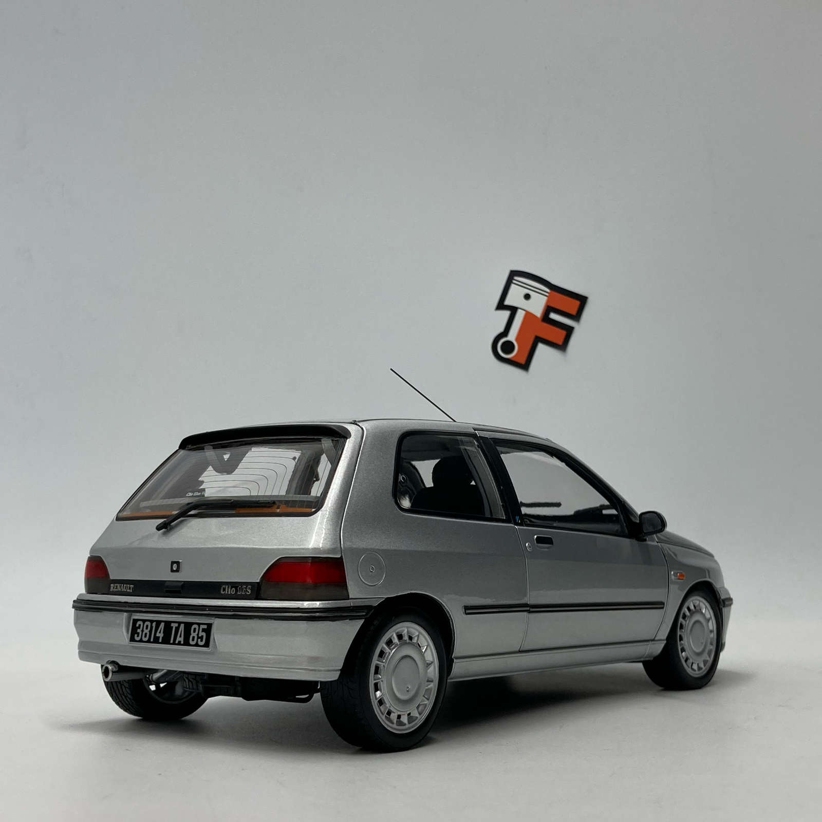 Renault Clio 16S Gris Iceberg 1992 – Image 3
