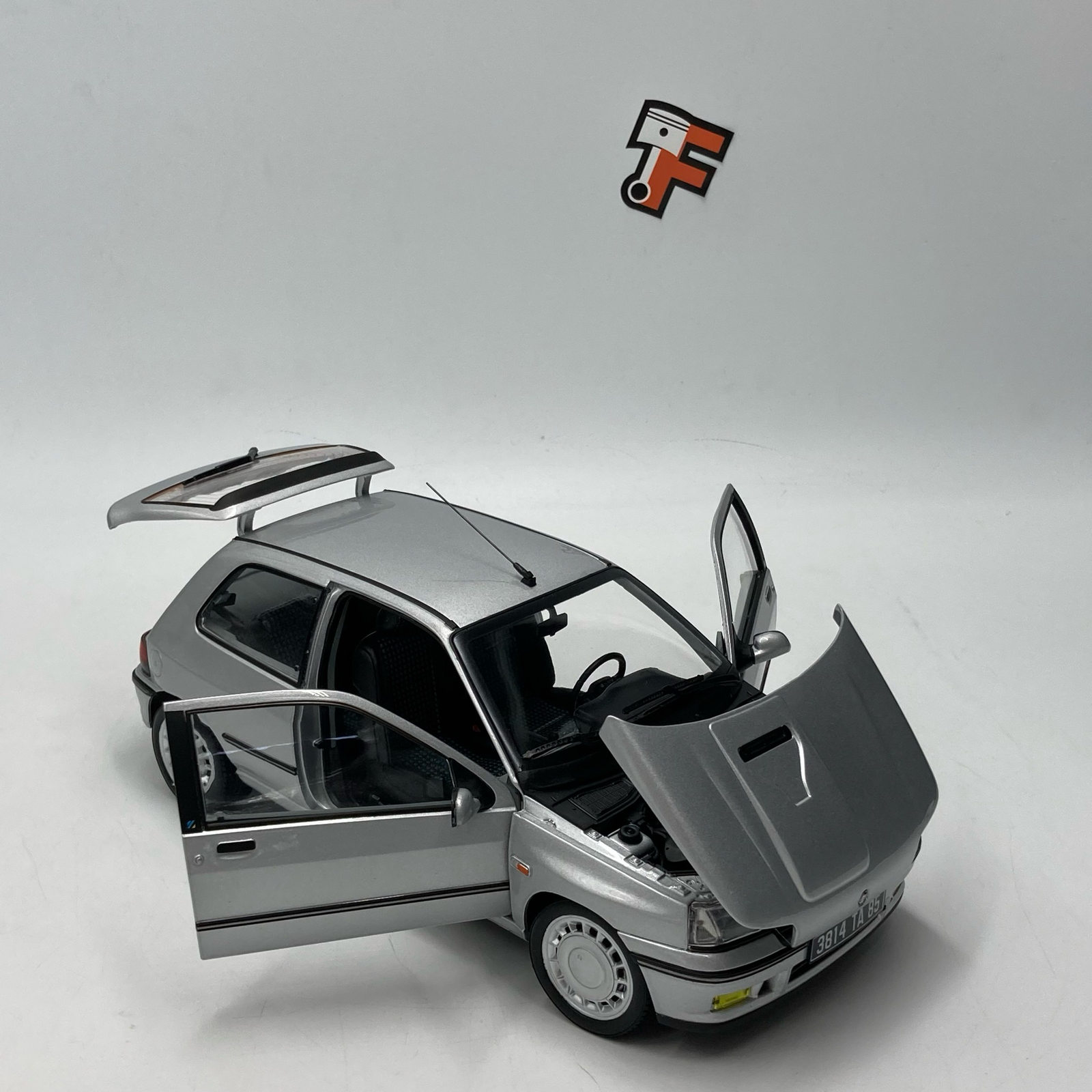 Renault Clio 16S Gris Iceberg 1992 – Image 4