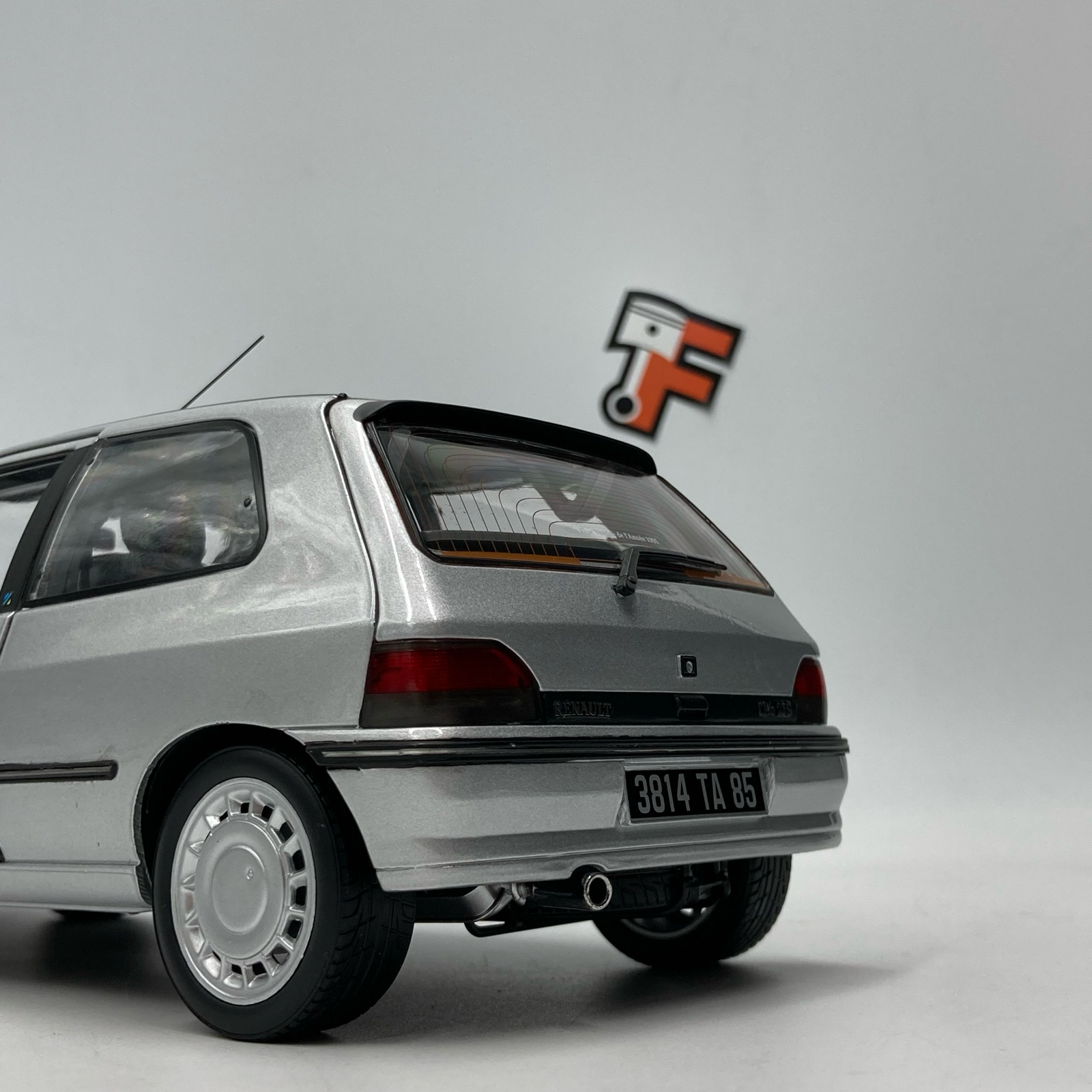 Renault Clio 16S Gris Iceberg 1992 – Image 8