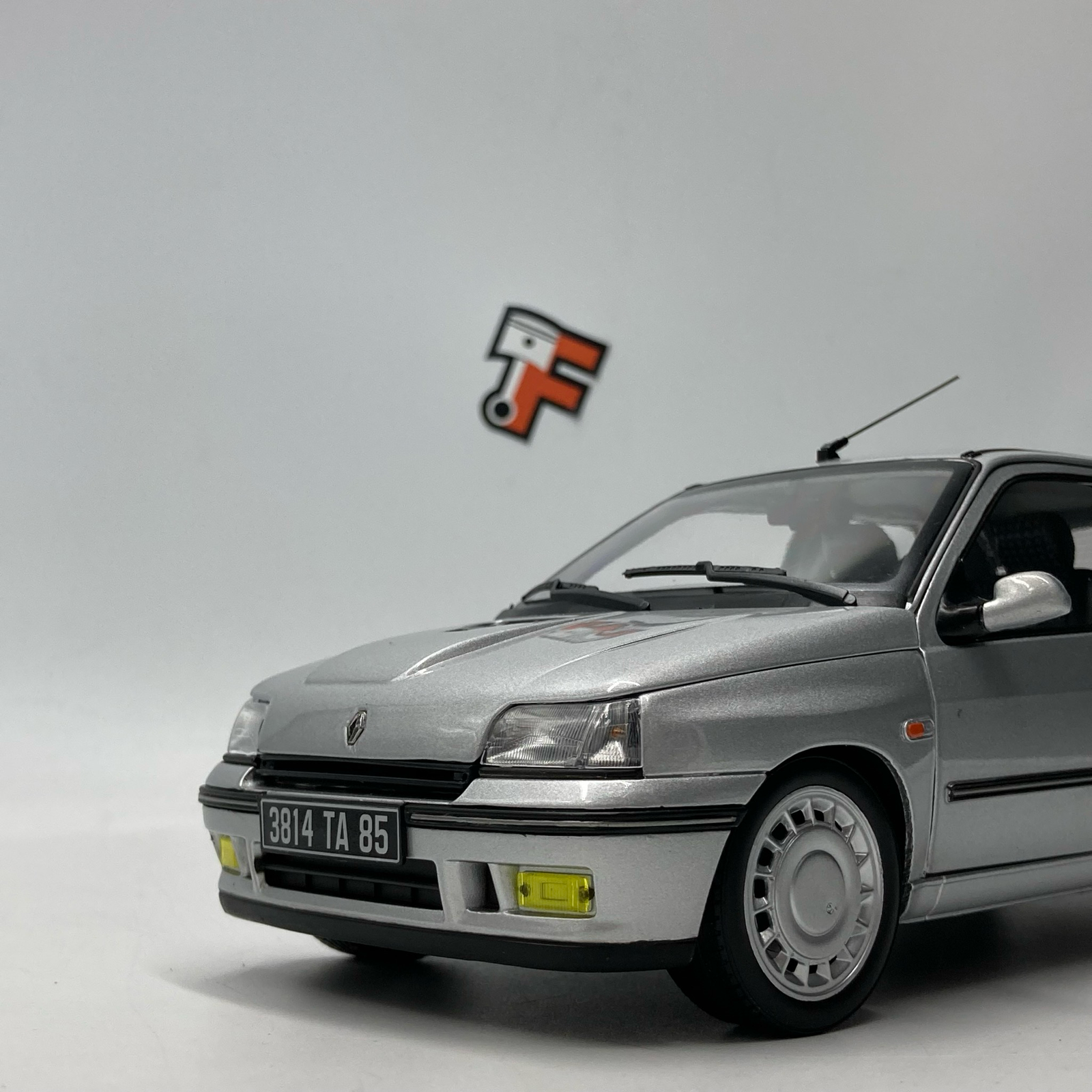Renault Clio 16S Gris Iceberg 1992 – Image 12