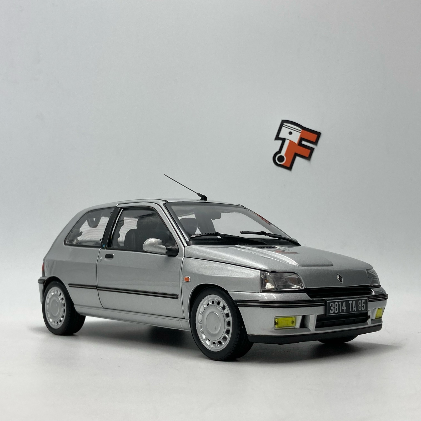 Miniature Renault Clio 16S 1992 Gris Iceberg 1/18 Norev vendue en Suisse