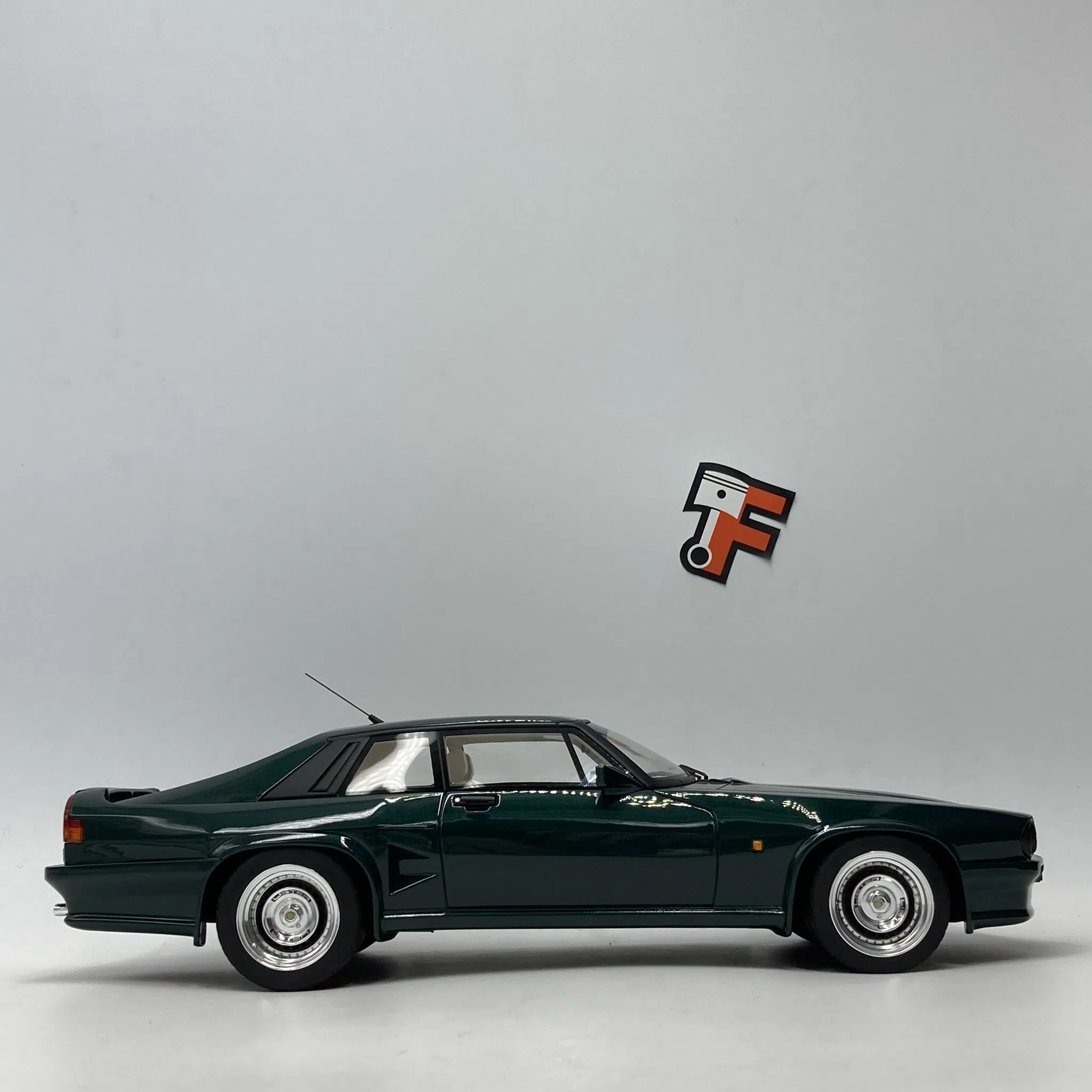 Lister Jaguar XJS 7.0 Le Mans Coupe British Green Racing 1988 – Image 2