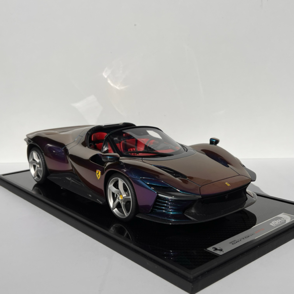 Miniature Ferrari Daytona SP3 Serie Icona Chameleon Purple 2024 BBR 1/12 série limitée vendue en Suisse