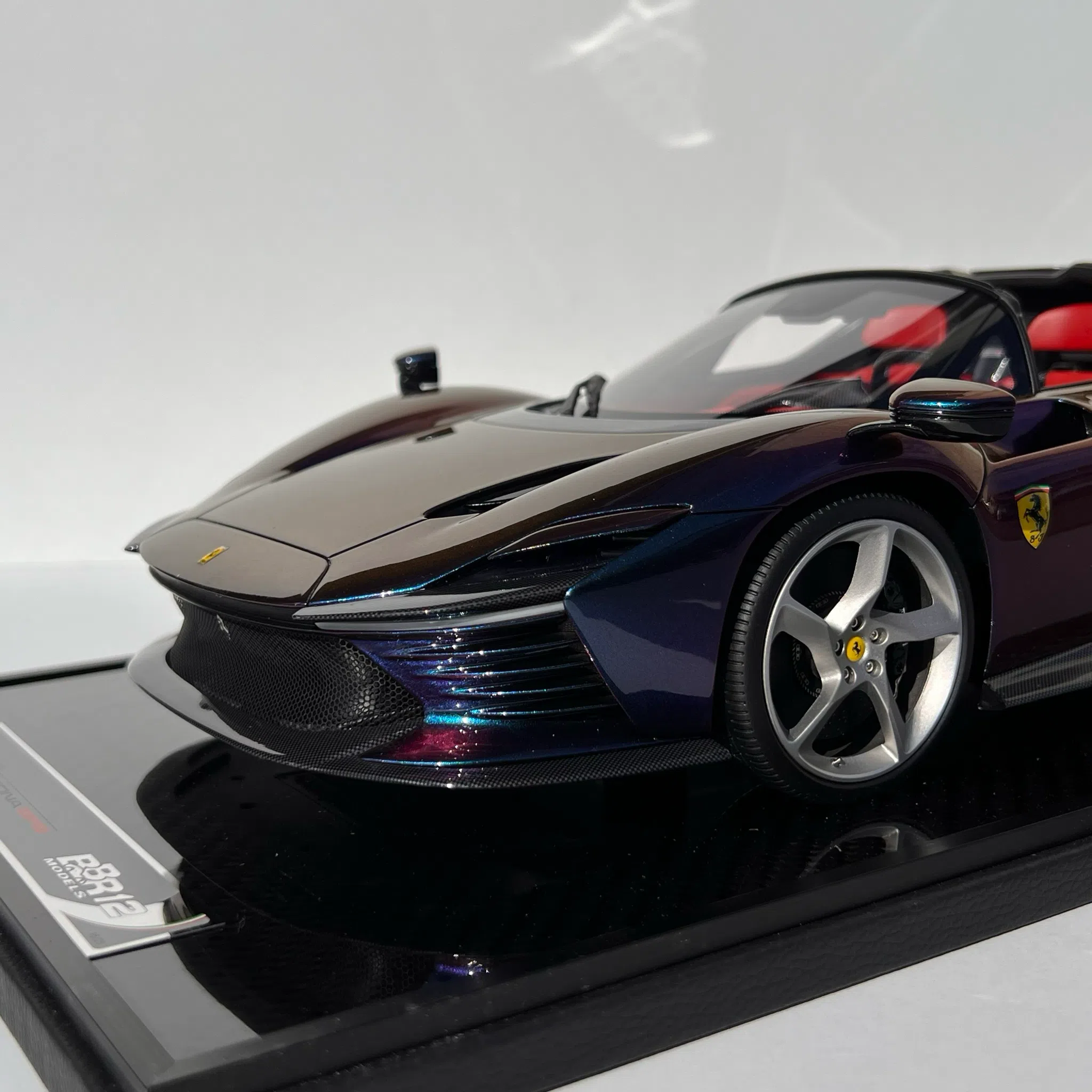 Ferrari Daytona SP3 Serie Icona Chamaleon Purple 2024 1/12 – Image 4