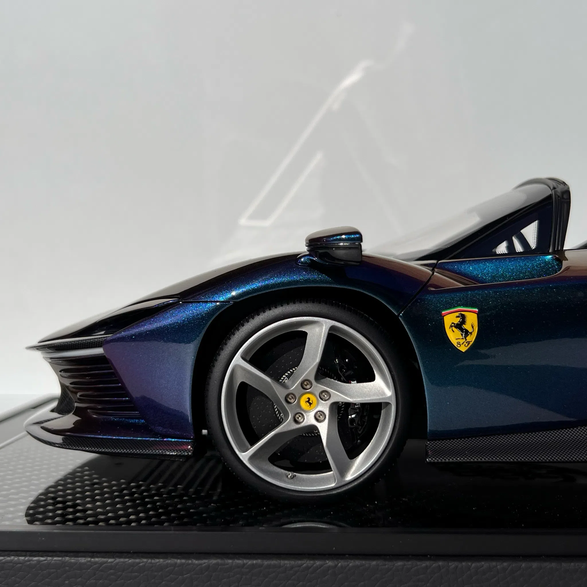 Ferrari Daytona SP3 Serie Icona Chamaleon Purple 2024 1/12 – Image 12