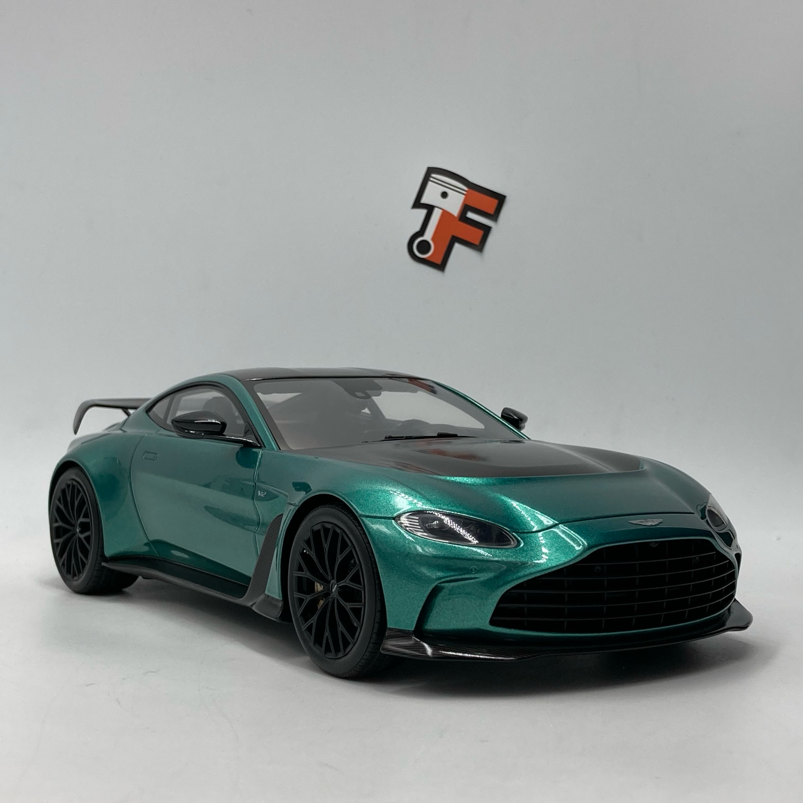 Miniature Aston Martin V12 Vantage Coupé 2023 1/18 vendue en Suisse