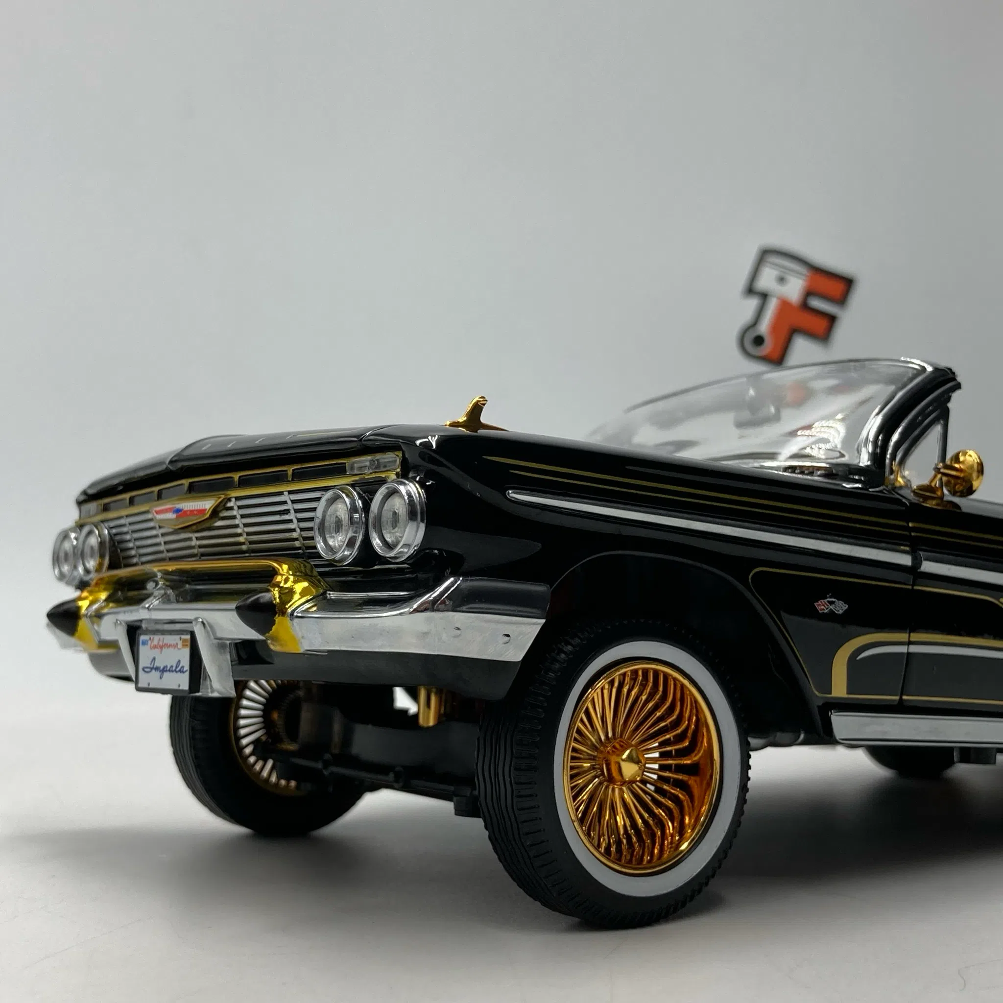 Chevrolet Impala Convertible LowRider Black 1961 – Image 4