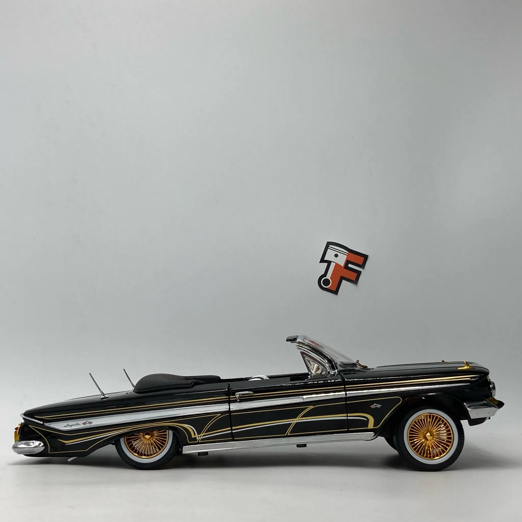 Chevrolet Impala Convertible LowRider Black 1961 – Image 2