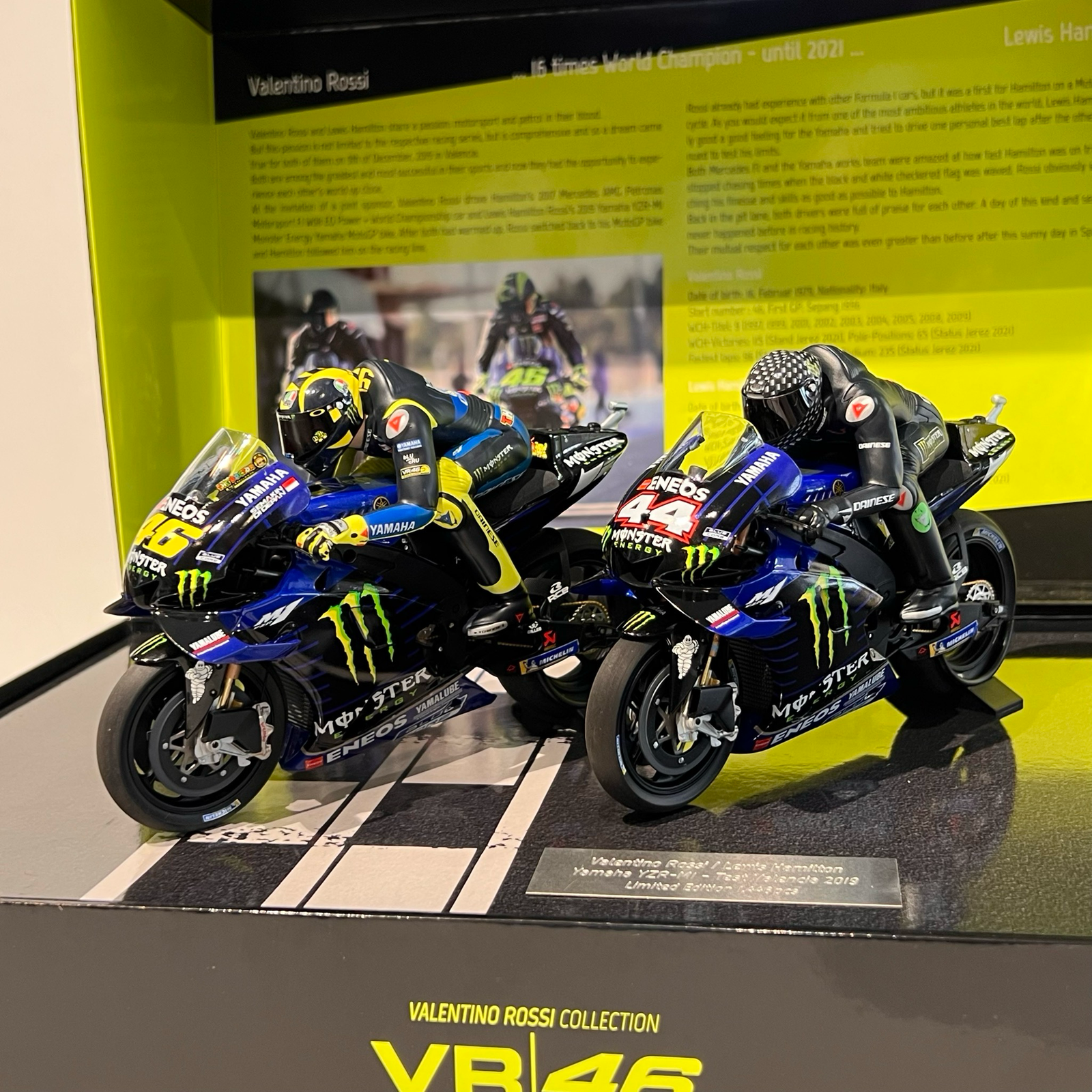 Miniature Yamaha YZR-M1 Valentino Rossi / Lewis Hamilton Test Valencia 2019 vendue en Suisse