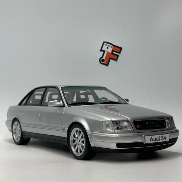 Miniature Audi S4 C4 4.2 V8 1/18 vendue en Suisse