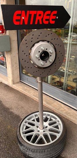 Intérieur de la boutique FRAKAXESSOIRES - magasin de voitures miniatures à Collombey-Muraz en Valais