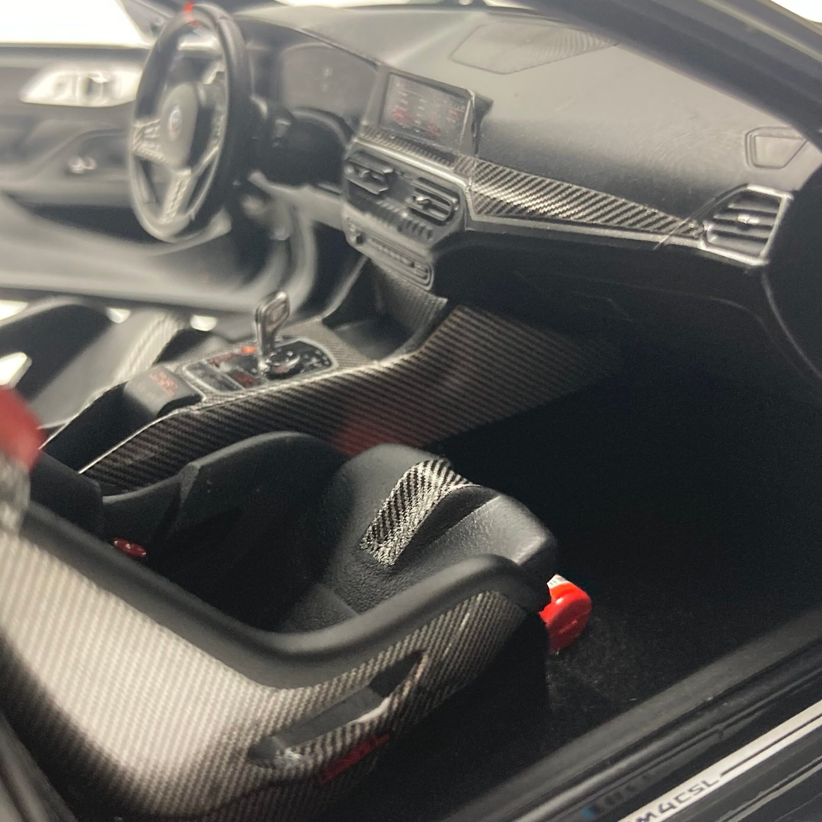 BMW M4 CSL (G82) 2023 Saphir Noir 1/18 – Image 13