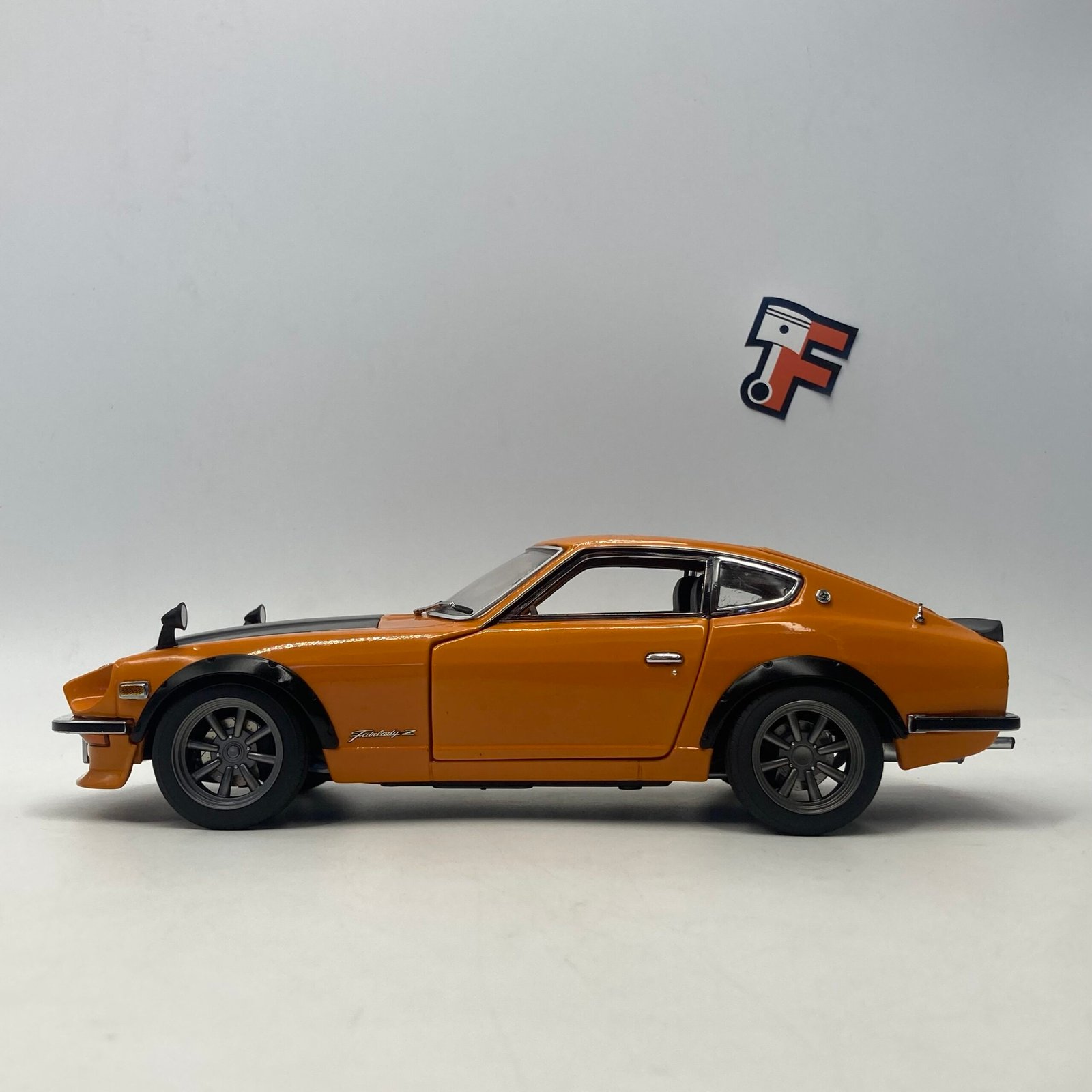 Datsun/Nissan 1971 Fairlady Z (S30) Orange – Image 4
