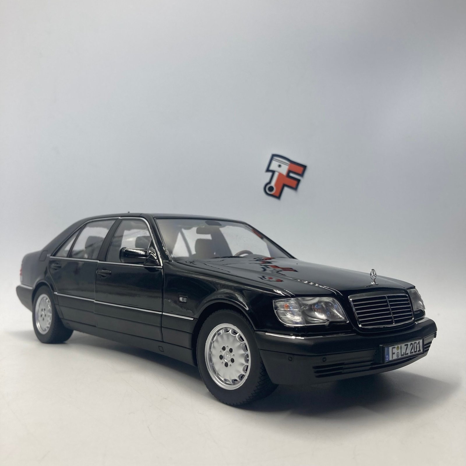 Miniature Mercedes-Benz S600 1997 Obsidian Black Metallic 1/18 vendue en Suisse