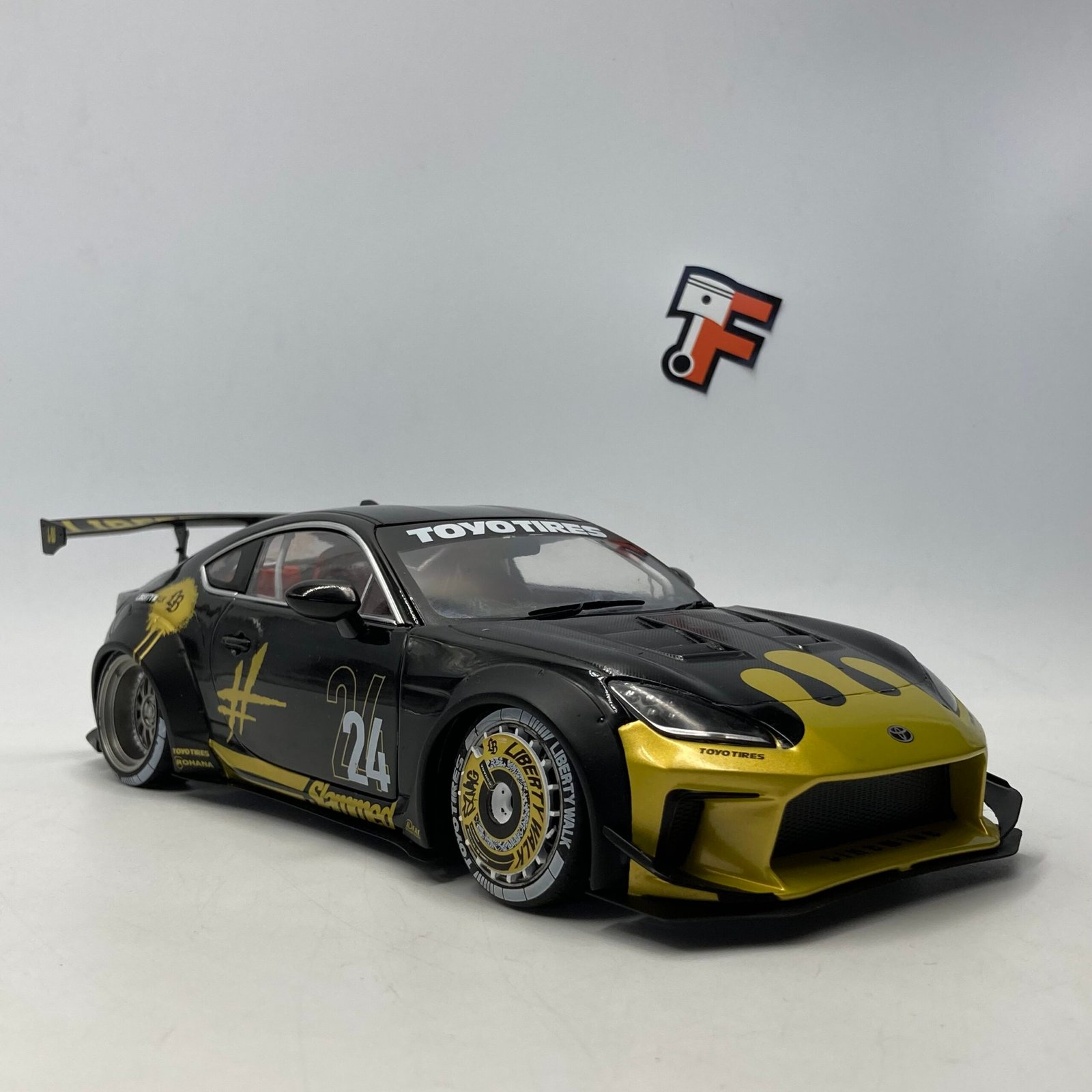 Miniature Toyota GR86 avec kit Liberty Walk échelle 1/18 vendue en Suisse
