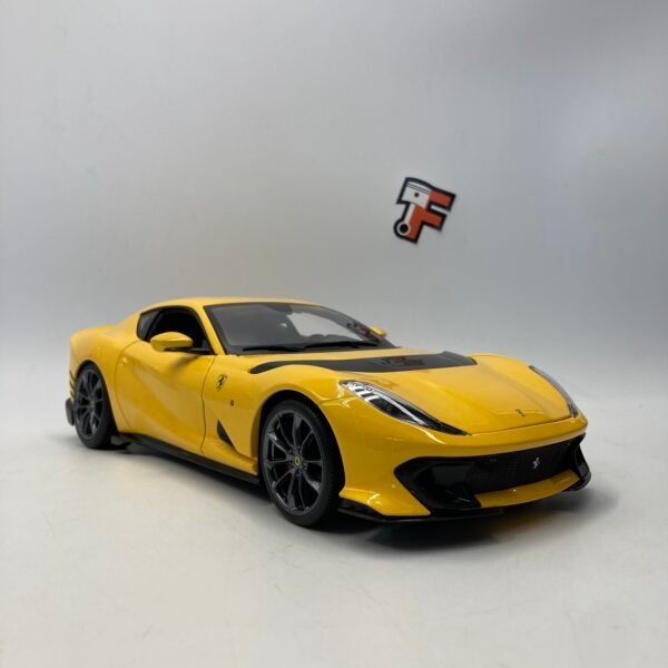 Miniature Ferrari 812 Competizione jaune échelle 1/18 vendue en Suisse