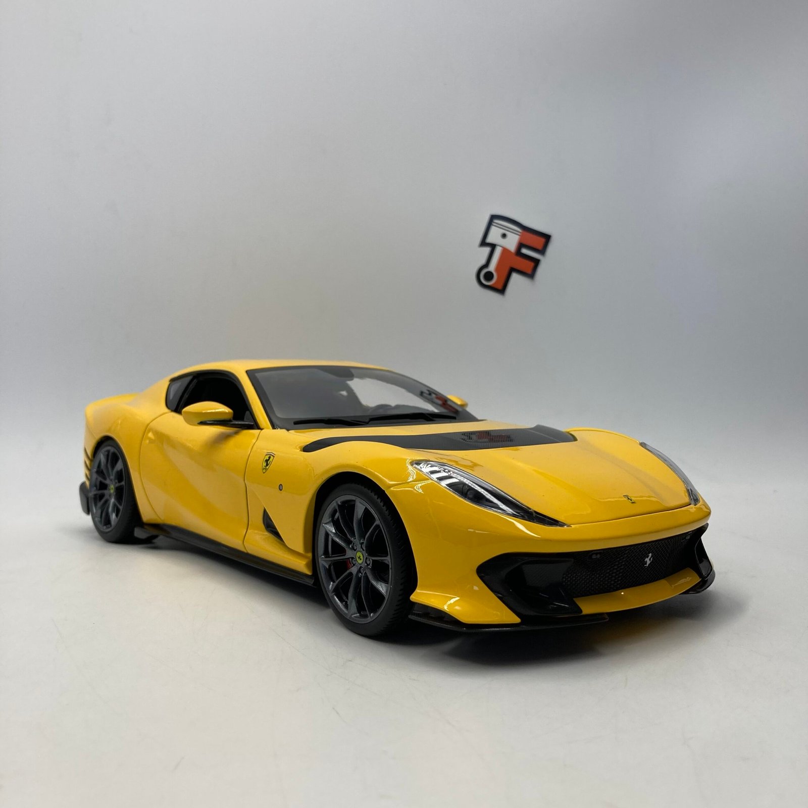 Miniature Ferrari 812 Competizione jaune échelle 1/18 vendue en Suisse