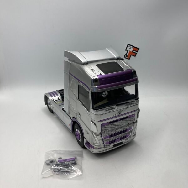 Miniature Volvo FH Globetrotter XL 2023 Silver Purple camion 1/24 vendue en Suisse