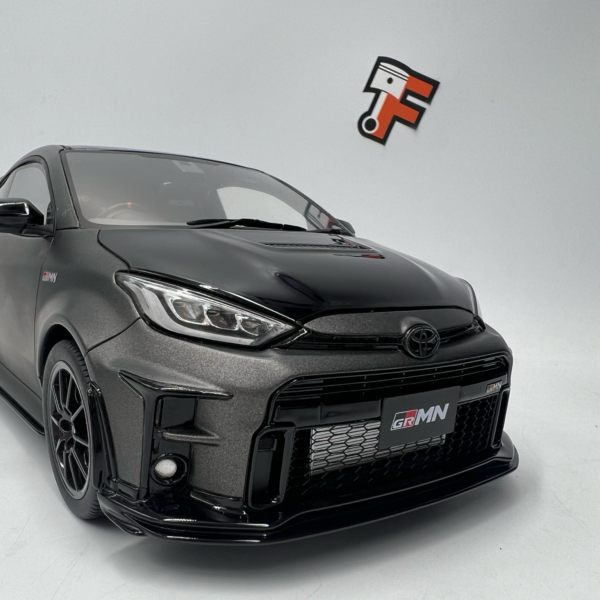Miniature Toyota Yaris GR Circuit Package 1/18 Ottomobile série limitée vendue en Suisse