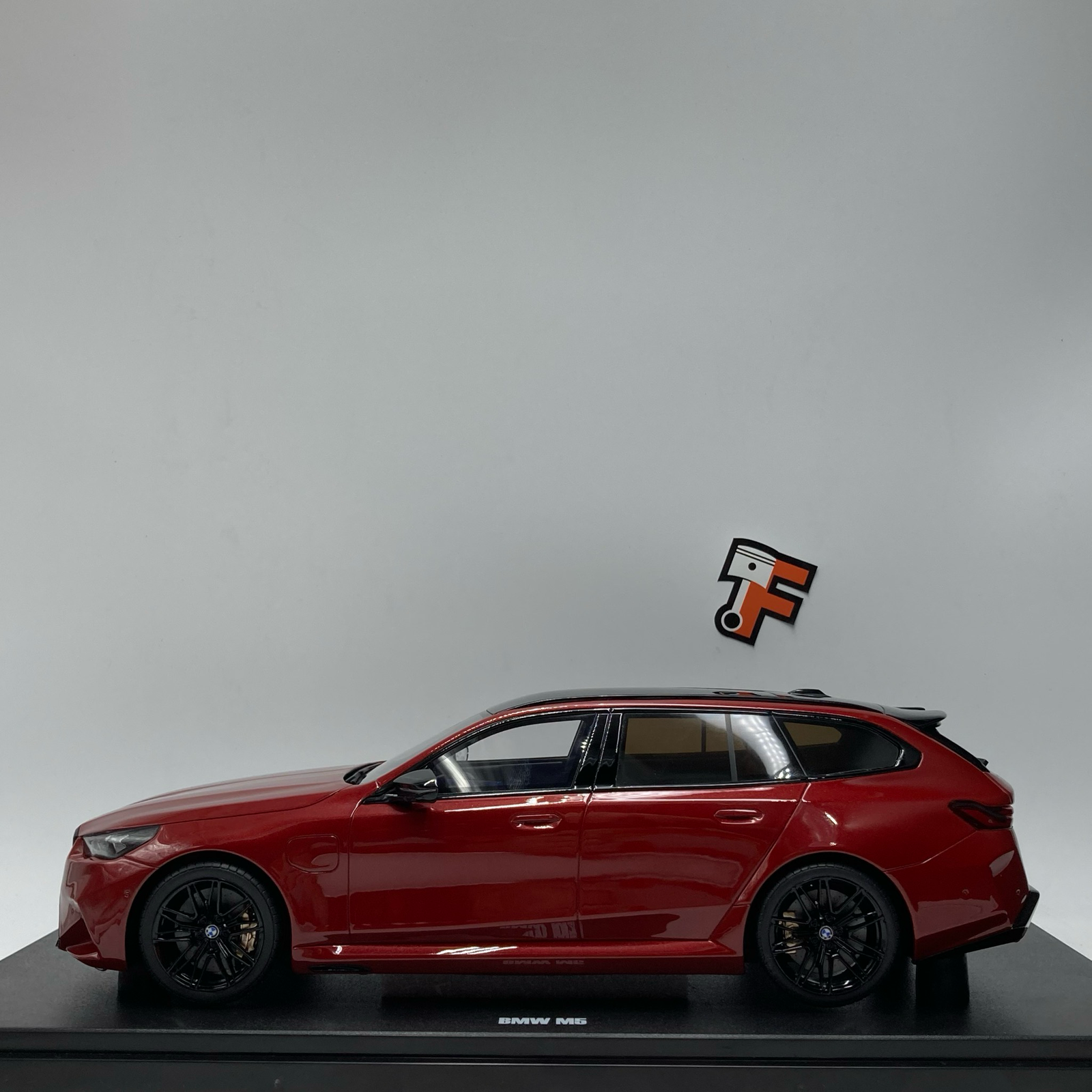 BMW M5 Touring 2025 Fire Red – Image 4