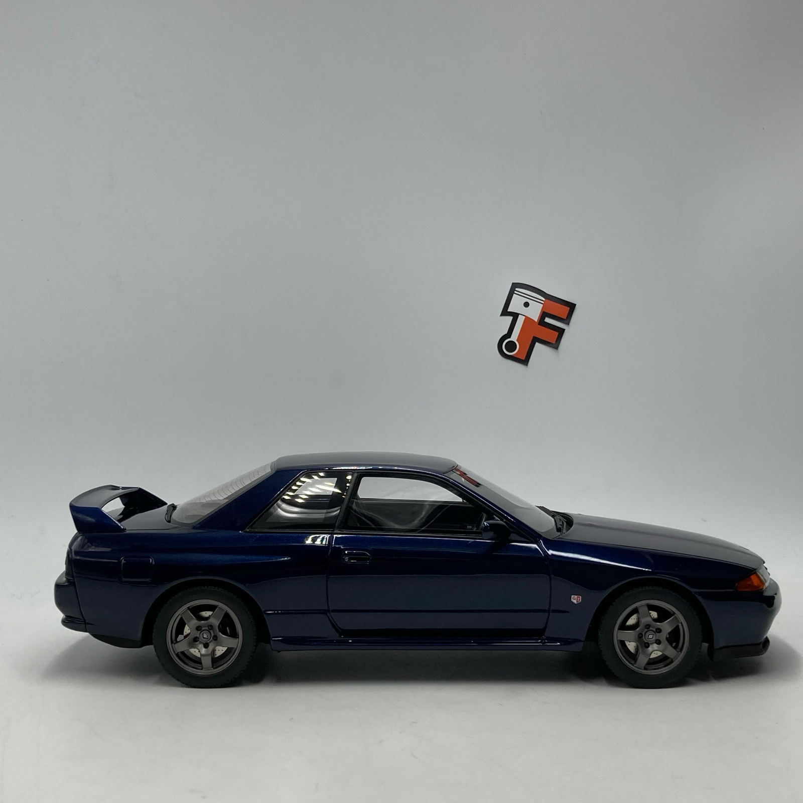 Nissan GT-R R32 Dark Blue Pearl 1993 – Image 3