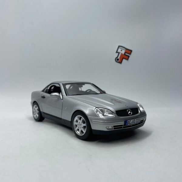 Miniature Mercedes SLK 1996 argent brillant Norev 1/18 vendue en Suisse