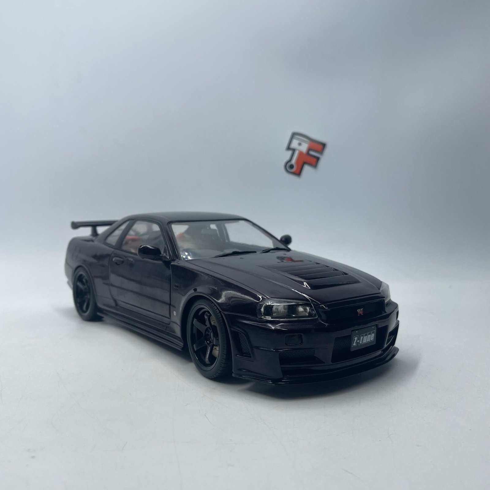 Miniature Nissan Skyline GT-R R34 Z-Tune Midnight Purple 1999 Solido 1/18 Suisse