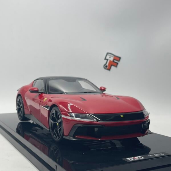 Miniature Ferrari 12Cilindri 2024 Rosso Corsa Polistil 1/18 avec cloche Suisse