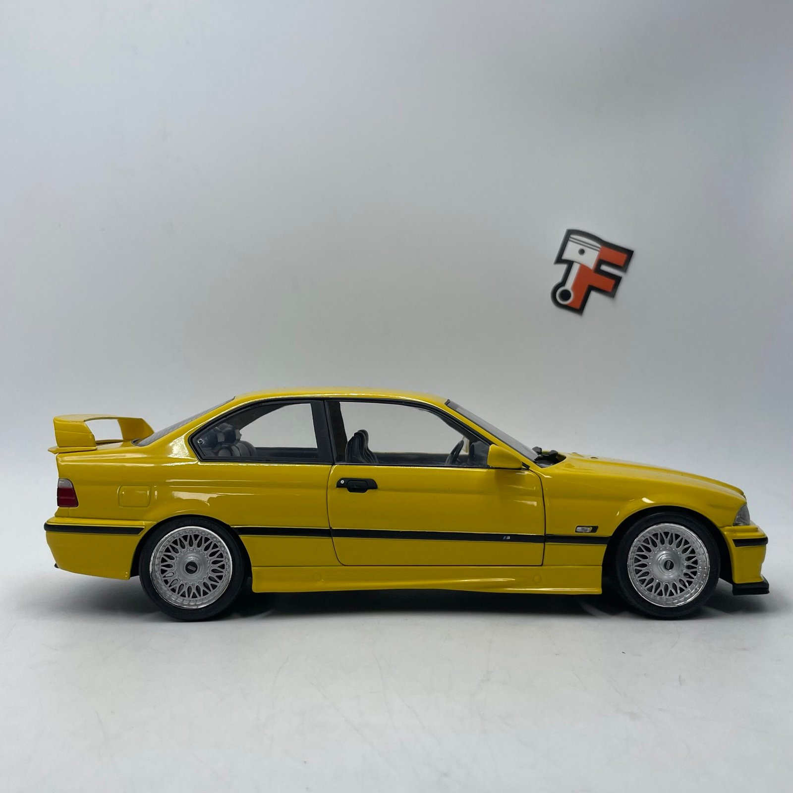 Miniature BMW M3 E36 Coupé Dakar Yellow 1991 1/18 vendue en Suisse