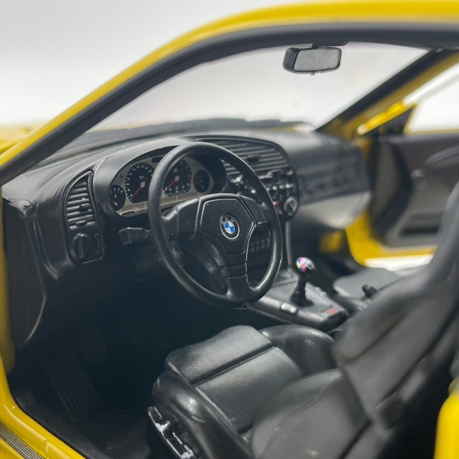 Miniature BMW M3 E36 Coupé Dakar Yellow 1991 1/18 vendue en Suisse