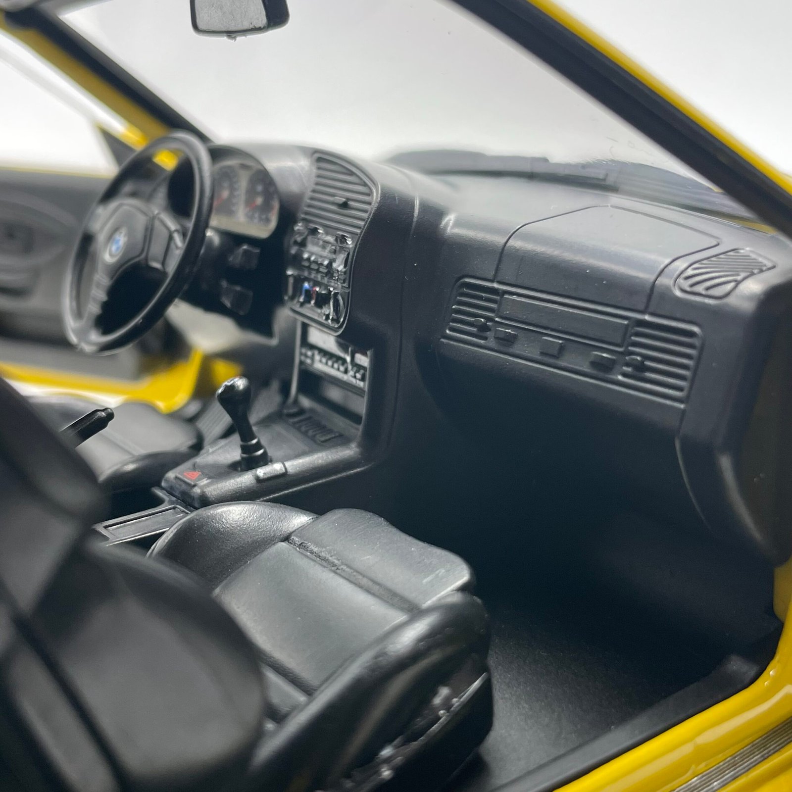 Miniature BMW M3 E36 Coupé Dakar Yellow 1991 1/18 vendue en Suisse