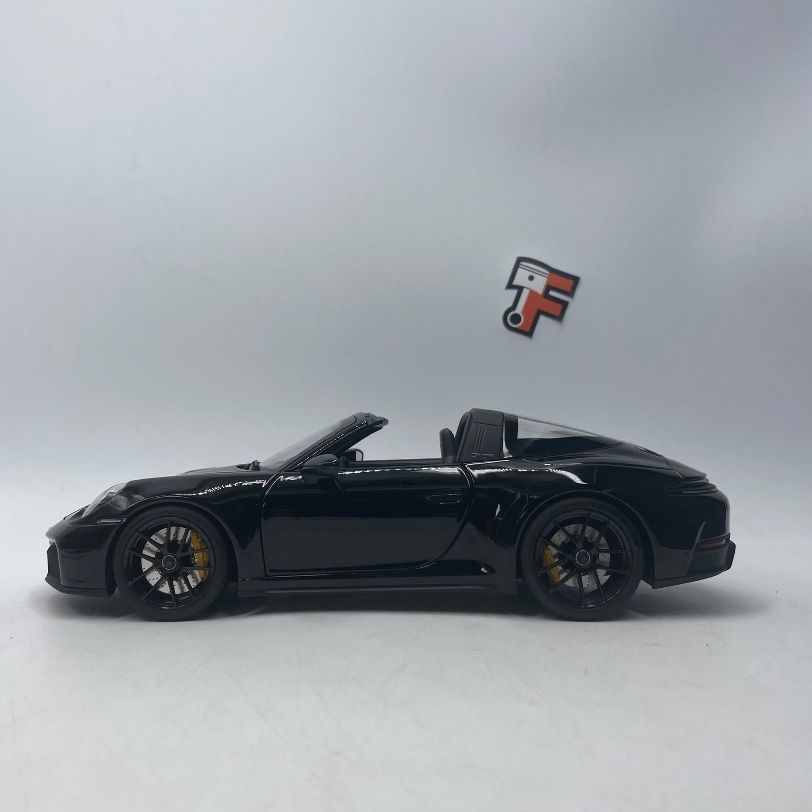 Porsche 911 Targa 4 GTS 2025 Black – Image 4