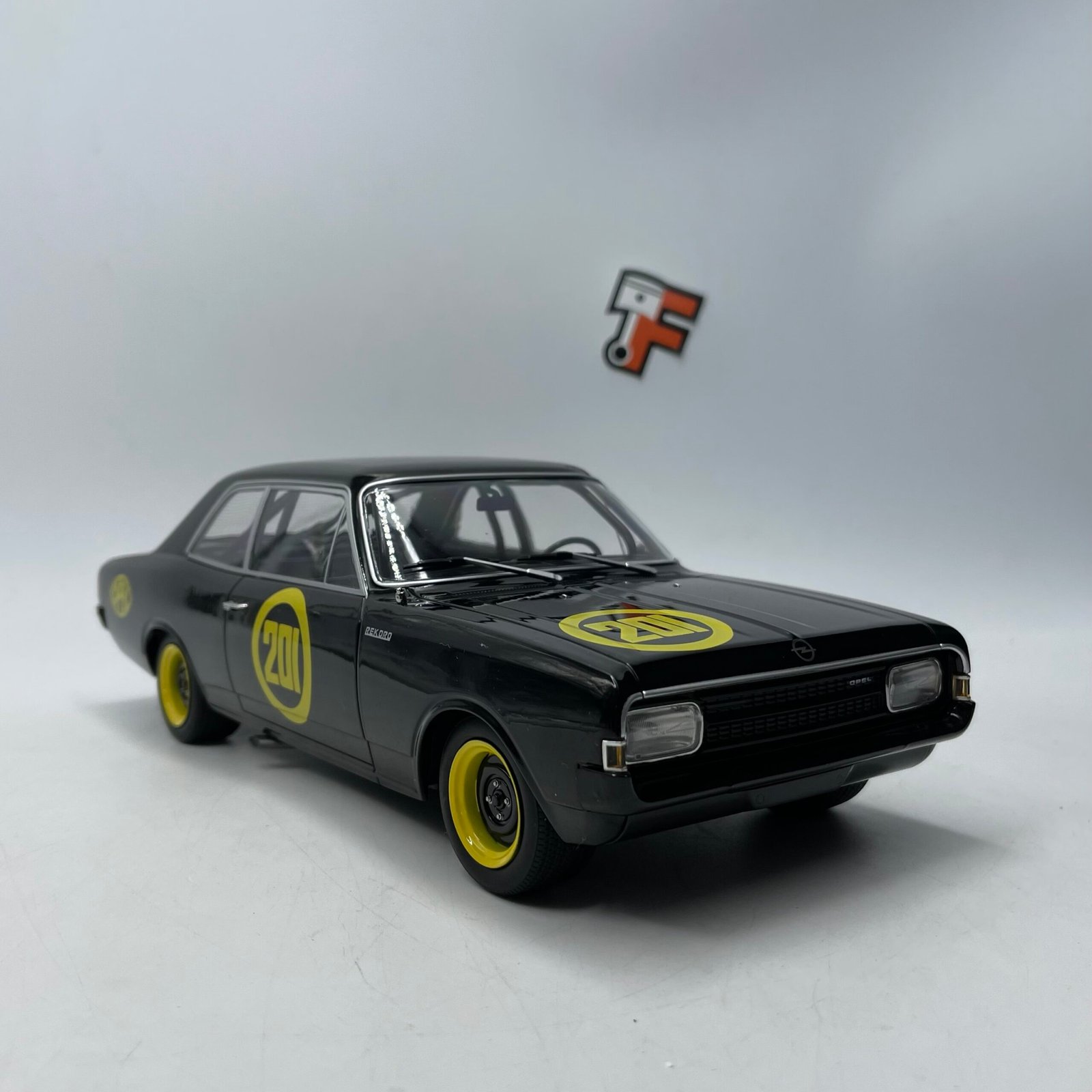 Miniature Opel Rekord C Schwarze Witwe #201 1967 MCG 1/18 vendue en Suisse